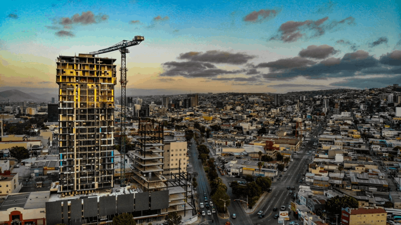 Atardecer colorido visto desde las alturas de la Zona Río en la ciudad