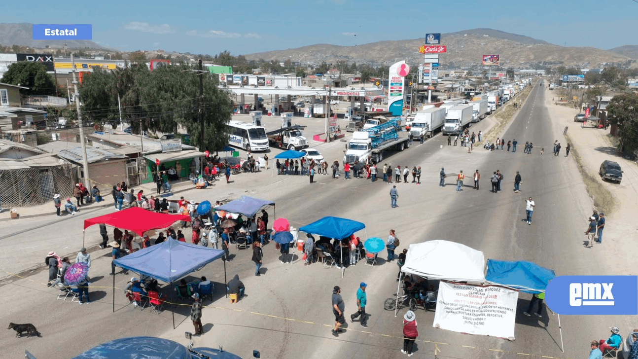 EMX-Bloquean colonos carretera libre Tijuana-Tecate en ambos carriles; caos vial