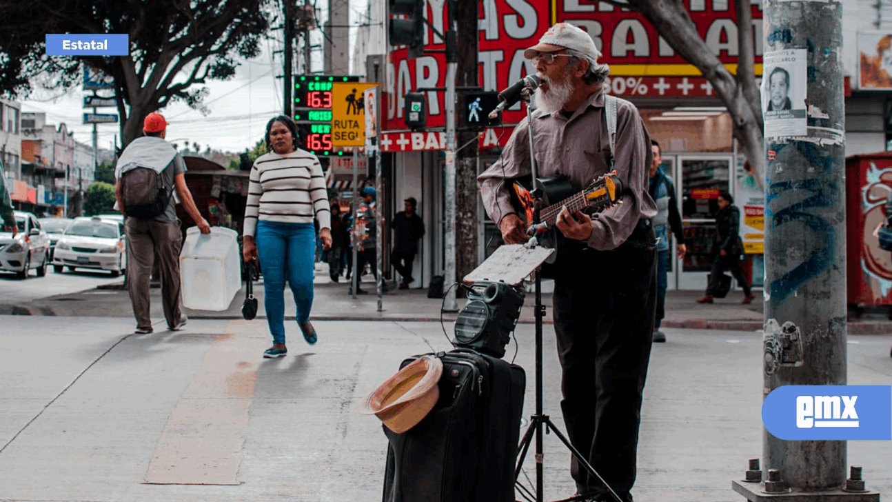 EMX-A sus 68 años, ciudadano canta entre las calles de Zona Centro para sobrevivir 