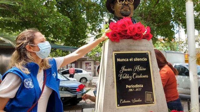 EMX-Develan busto del periodista Javier Valdez, asesinado en 2017