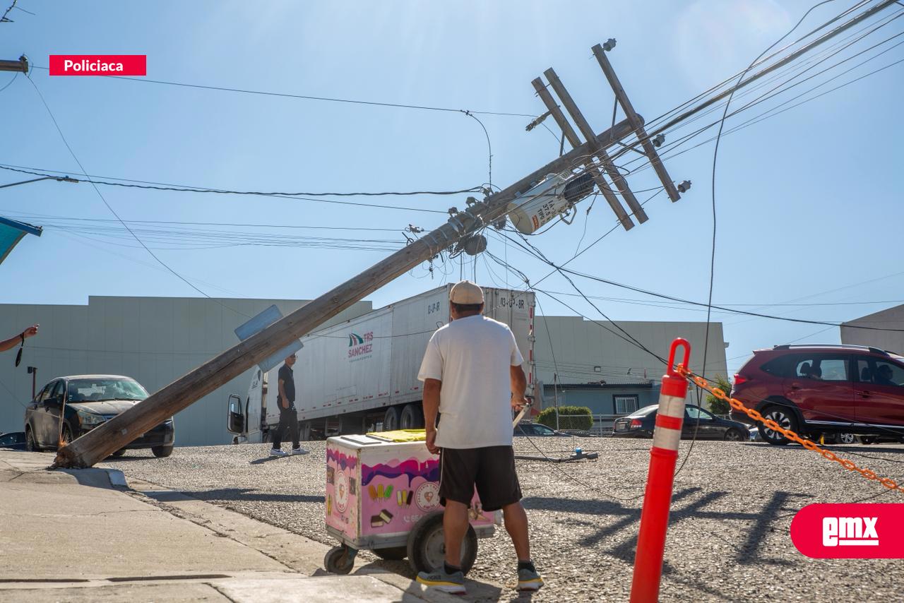 EMX-Tráiler-derriba-poste-frente-al-Colegio-Imperio-de-América