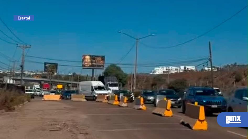 EMX-Largas filas complican ingreso a Rosarito por obras en Cuesta Blanca