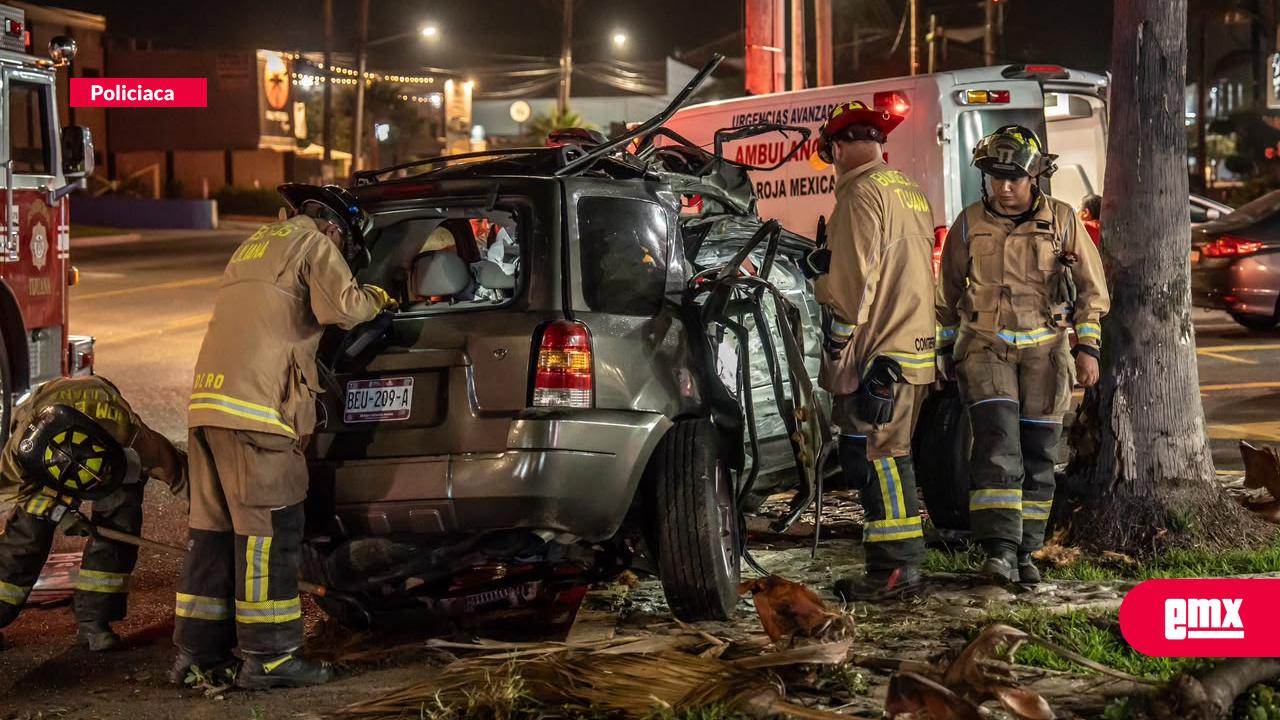 EMX-Muere-policía-municipal-tras-quedar-prensado-en-aparatoso-accidente-en-Playas-de-Tijuana;-mujer-resulta-grave