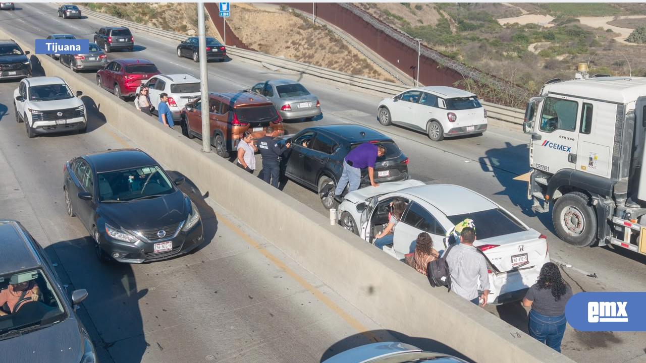 EMX-Carambola-de-ocho-vehículos-provoca-fuerte-congestionamiento-en-la-Prolongación-Calle-Segunda
