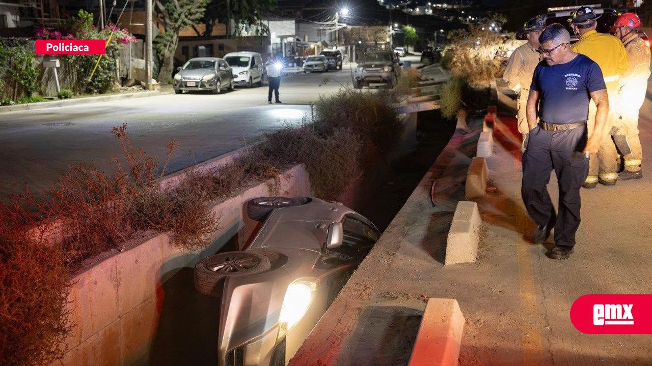 EMX-Vehículo-termina-dentro-de-un-canal-tras-salir-del-camino-en-San-Ángel