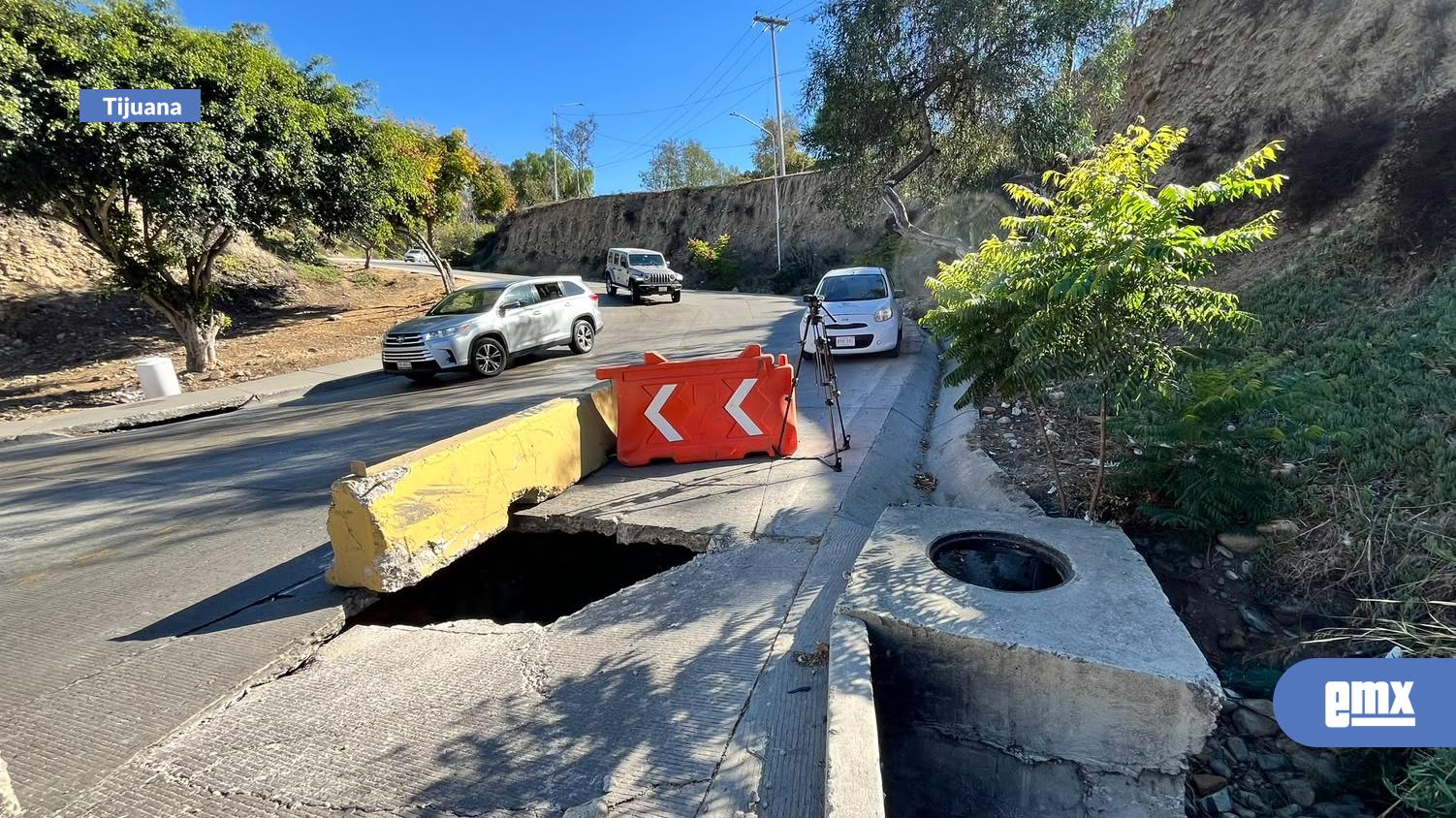 EMX-Socavón-pone-en-riesgo-acceso-a-colonia-El-Mirador