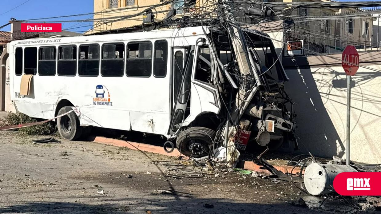 EMX-Transporte-de-personal-choca-contra-poste-en-Santa-Fe;-reportan-cinco-lesionados