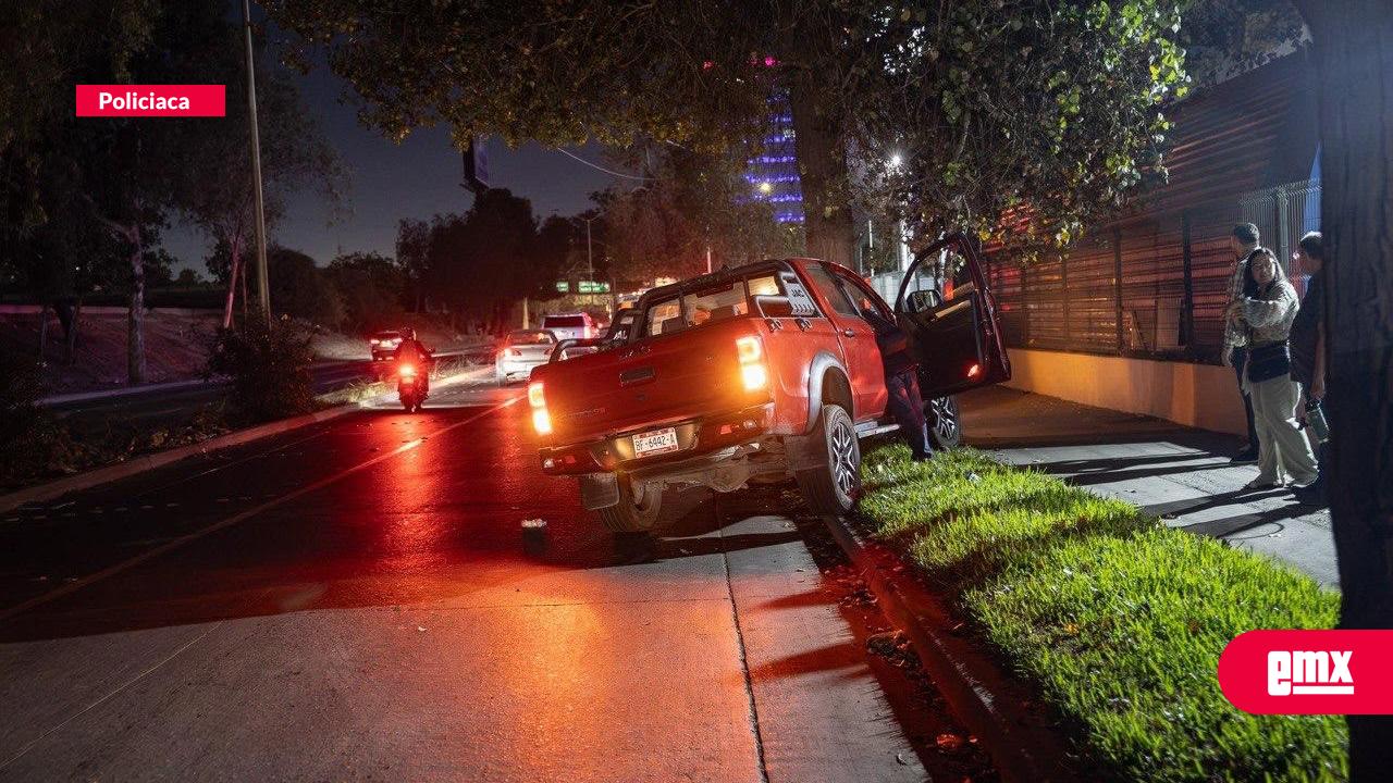 EMX-Fuerte-choque-en-la-Vía-Rápida-Poniente-deja-daños-en-comercios-de-Zona-Río;-conductor-abandona-su-vehículo