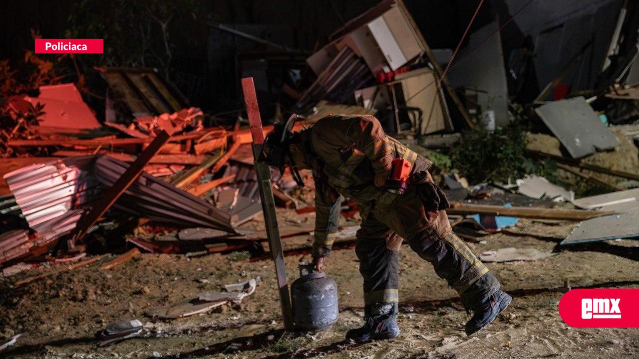 EMX-Explosión-por-acumulación-de-gas-destruye-casa-de-madera-en-la-colonia-El-Monte;-un-hombre-resulta-herido