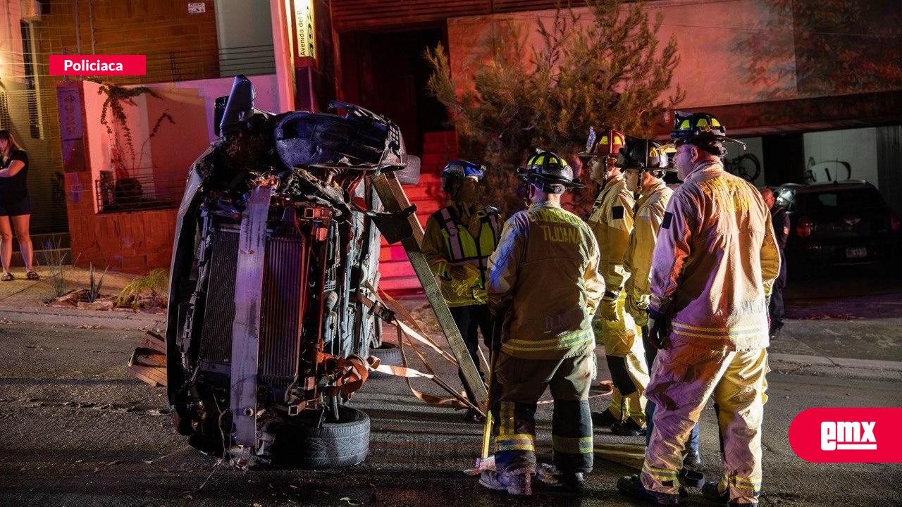 EMX-Vuelca-vehículo-en-Jardines-de-Chapultepec;-bomberos-rescatan-a-conductor-atrapado