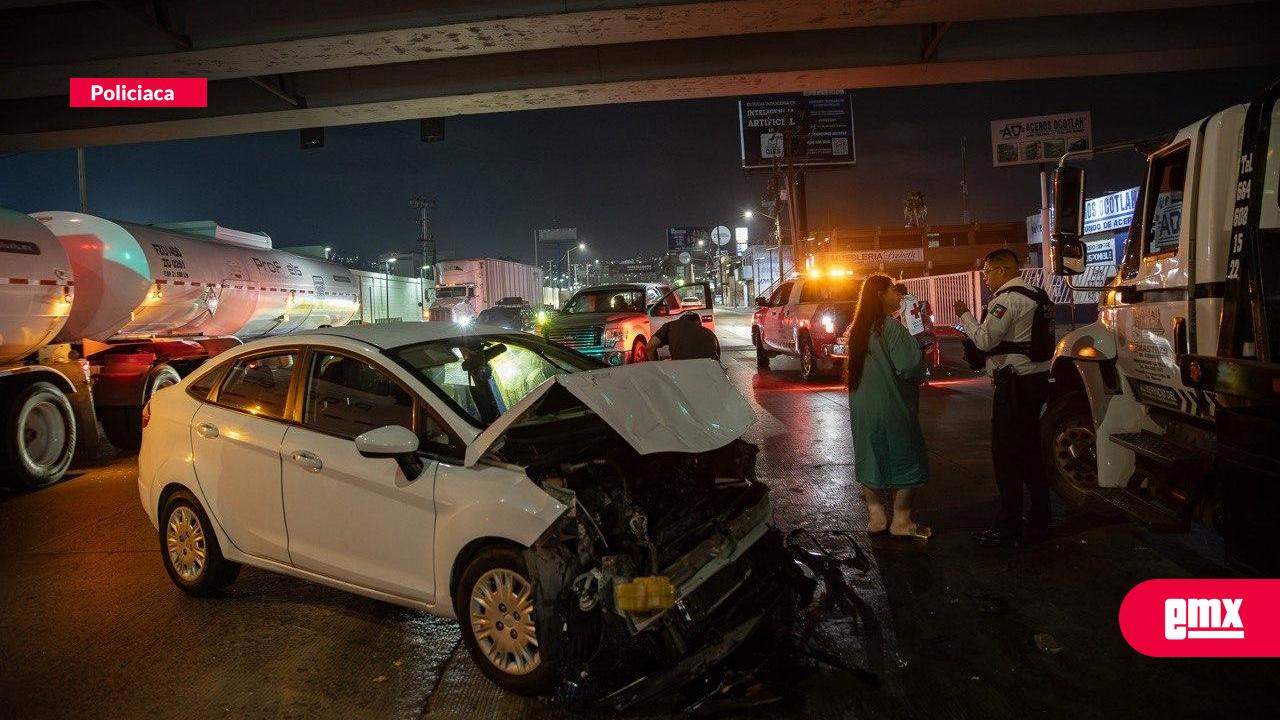 EMX-Se-pasa-el-semáforo-y-choca-contra-una-camioneta-en-la-colonia-Gas-y-Anexas