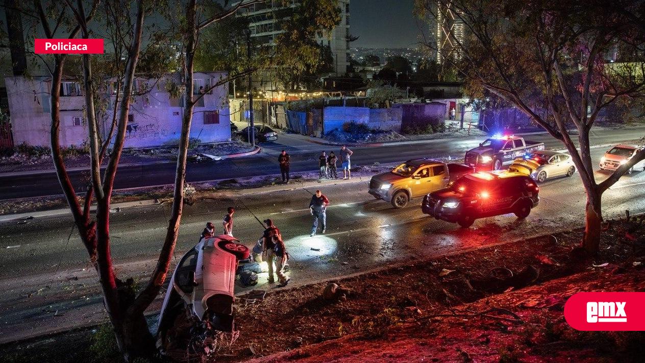 EMX-Fuerte-accidente-en-la-Vía-Rápida-Poniente;-motor-de-vehículo-sale-proyectado-tras-el-impacto