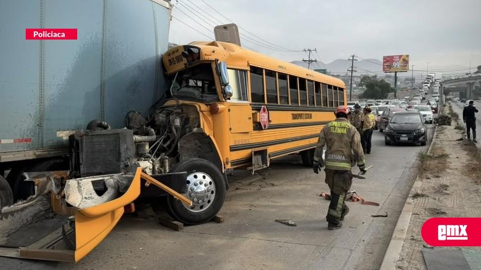 EMX-Conductor-de-transporte-escolar-queda-prensado;-bomberos-logran-rescatarlo