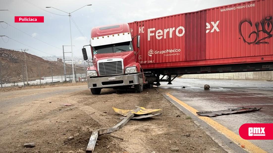 EMX-Tráiler-derrapa-y-bloquea-vialidad-en-el-bulevar-2000