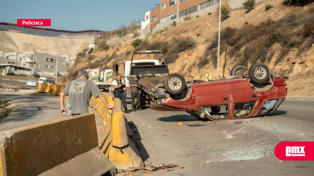 EMX-Vuelca-camioneta-en-la-salida-de-Playas-de-Tijuana;-dos-adultos-mayores-viajaban-a-bordo