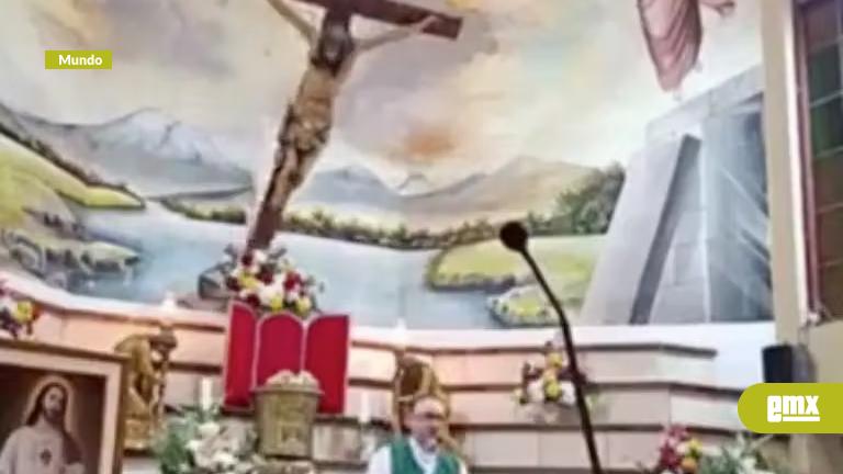 EMX-Sacerdote-muere-al-caerle-una-cruz-durante-misa-transmitida-en-vivo-en-Ecuador