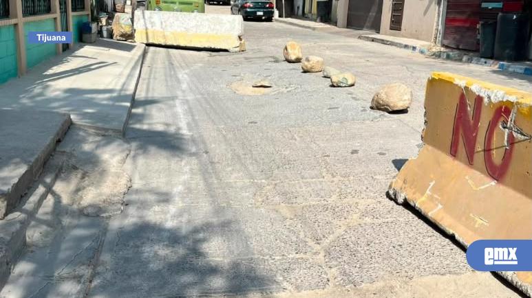 EMX-Preocupa-a-vecinos-de-Defensores-de-BC-deslave-del-cerro