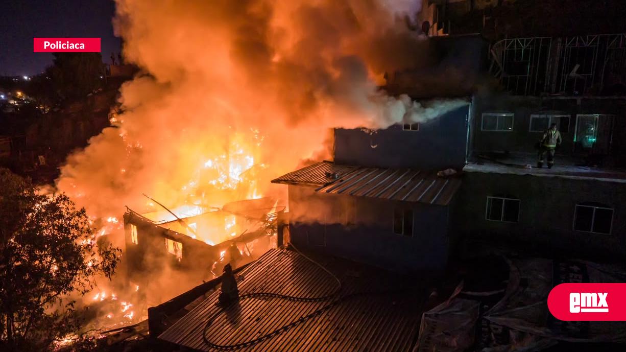 EMX-Incendio-consume-seis-viviendas-y-deja-más-de-30-damnificados-en-la-colonia-Lázaro-Cárdenas
