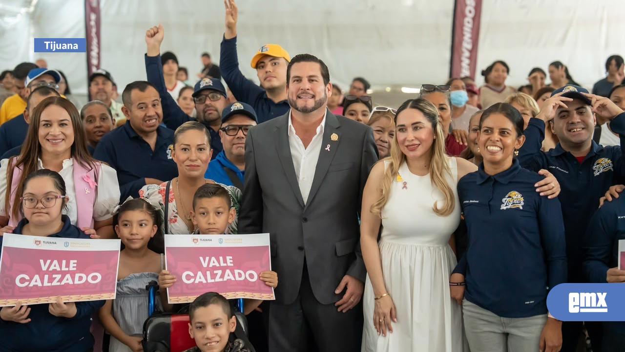 EMX-Entrega-Ismael-Burgueño-Ruiz-200-vales-para-calzado-a-niñas-y-niños-con-discapacidad