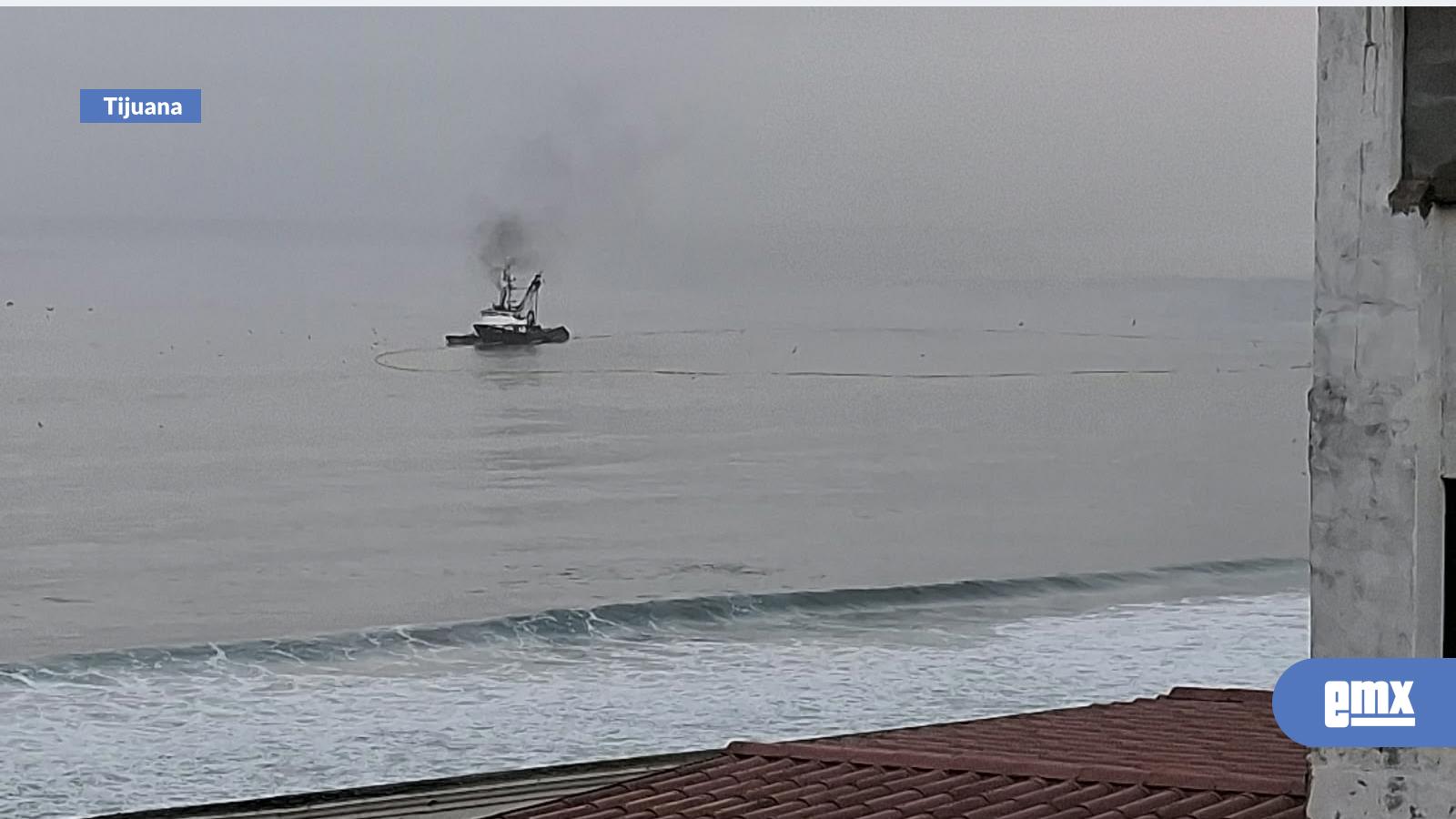 EMX-Barco-pesquero-es-grabado-realizando-trabajos-cerca-del-malecón-de-Playas-de-Tijuana