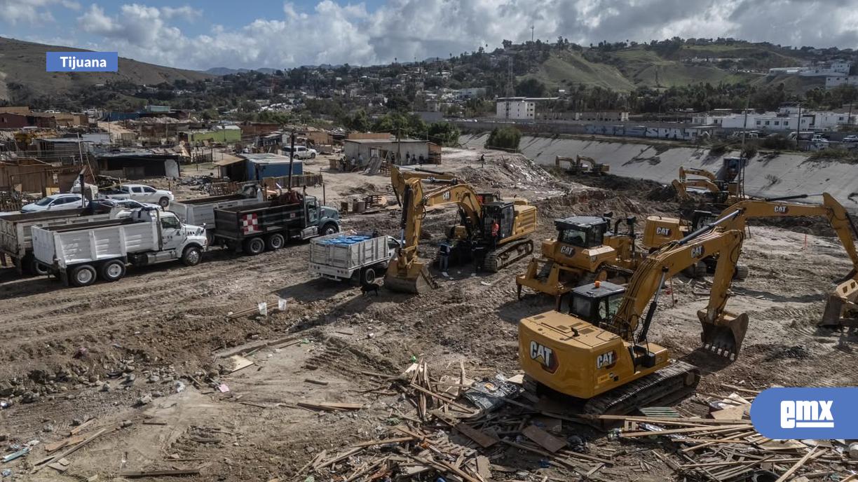 EMX-Comienzan-a-demoler-casas-en-asentamiento-irregular-de-la-Vía-Rápida-Poniente