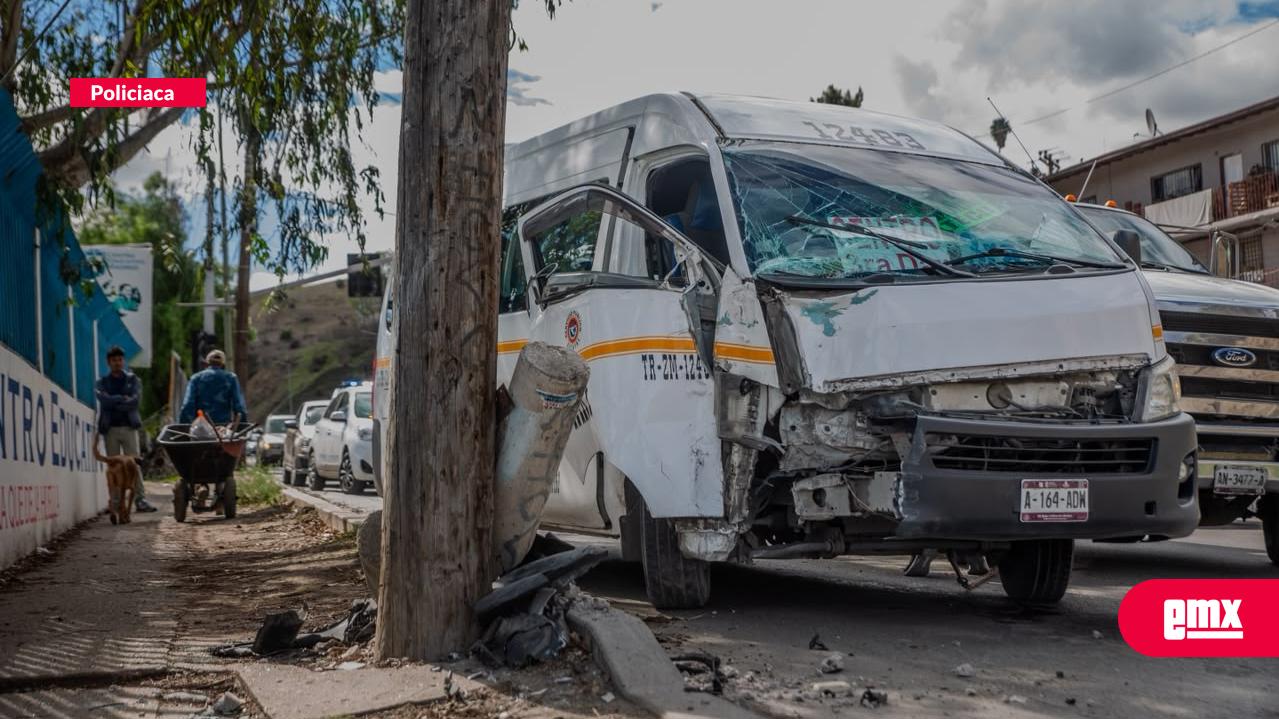 EMX-Taxi-de-ruta-se-impacta-contra-un-poste-en-el-bulevar-Cuauhtémoc