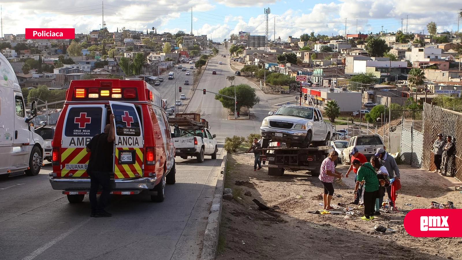 EMX-Vuelca-camioneta-en-bulevar-Casa-Blanca;-cuatro-personas-fueron-auxiliadas