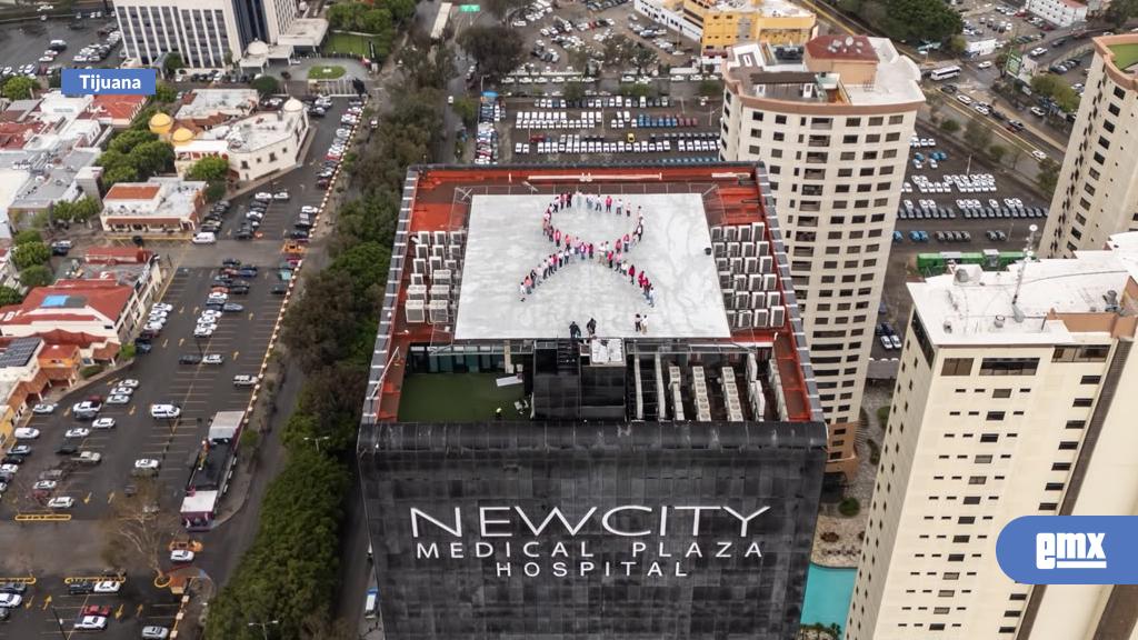 EMX-Mujeres-forman-moño-rosa-desde-las-alturas-de-la-Torre-Médica-NewCity-para-concientizar-sobre-el-cáncer-de-mama