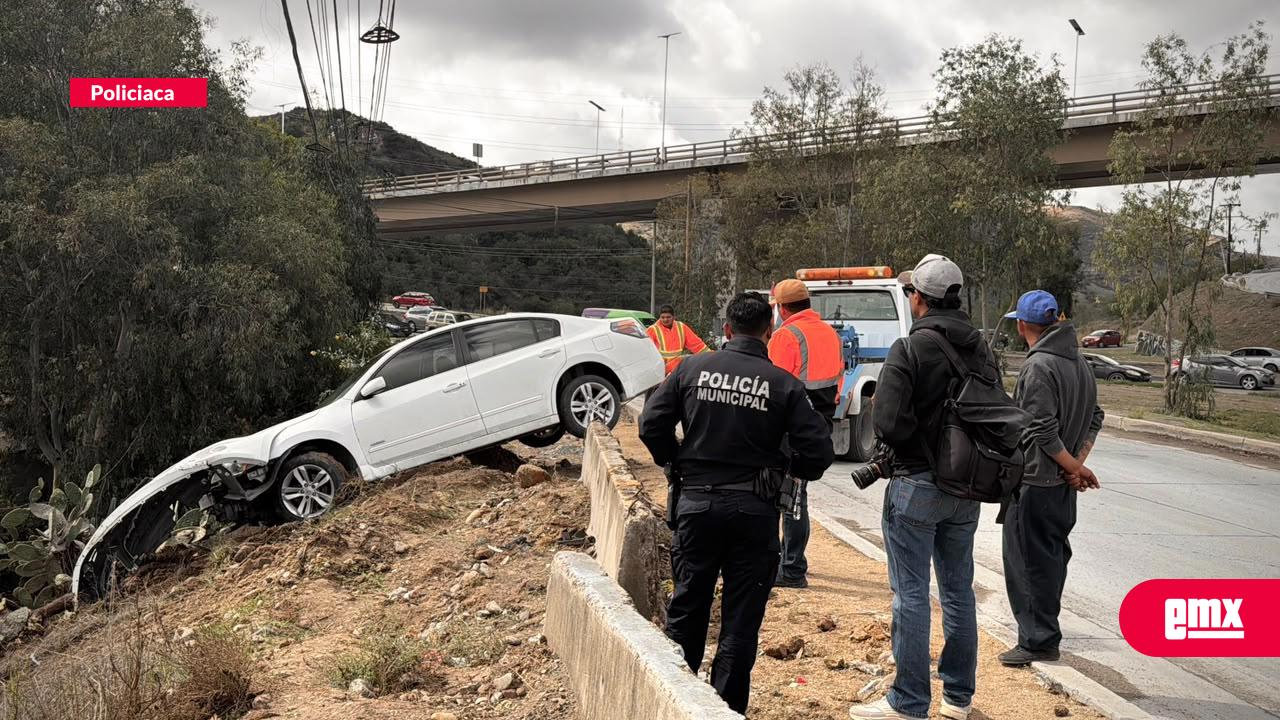 EMX-Conductor-pierde-el-control-y-cae-a-barranco-en-carretera-libre-Rosarito-Tijuana