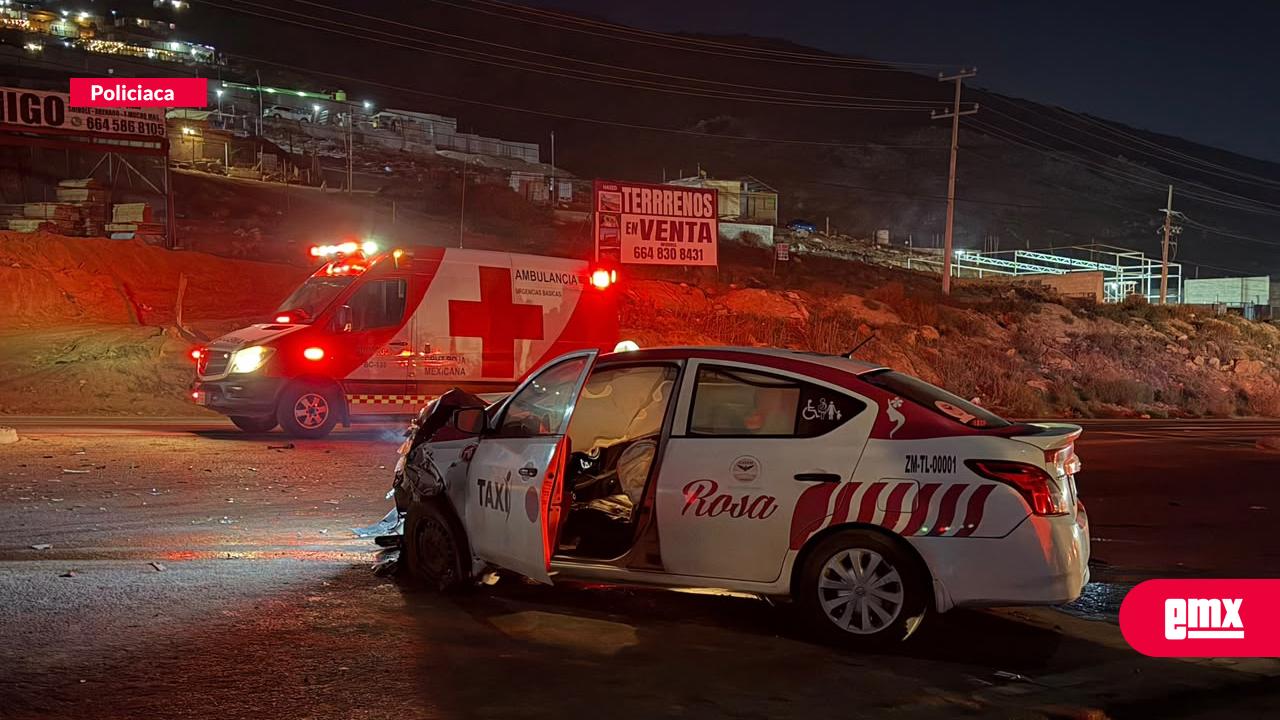 EMX-Choque-entre-taxi-y-automóvil-deja-a-una-mujer-lesionada-en-la-carretera-libre-Tijuana-Tecate