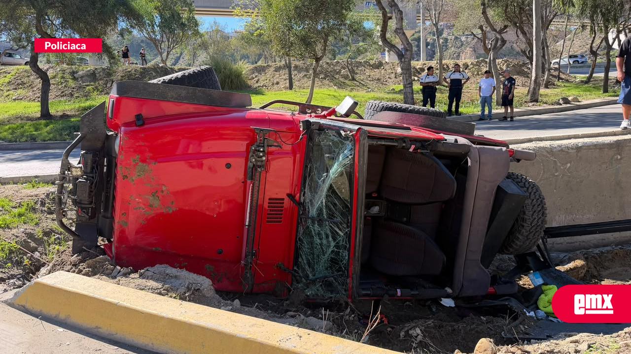 EMX-Conductor-resulta-con-lesiones-leves-tras-volcadura-de-Jeep-en-Tijuana