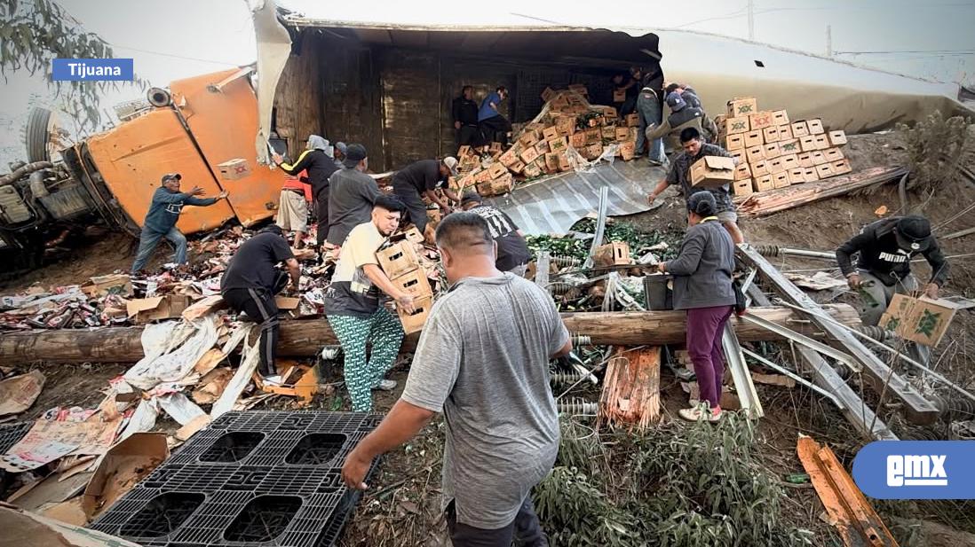EMX-Vuelca-tráiler-con-cerveza-y-desata-rapiña-en-la-colonia-Granjas-Buenos-Aires