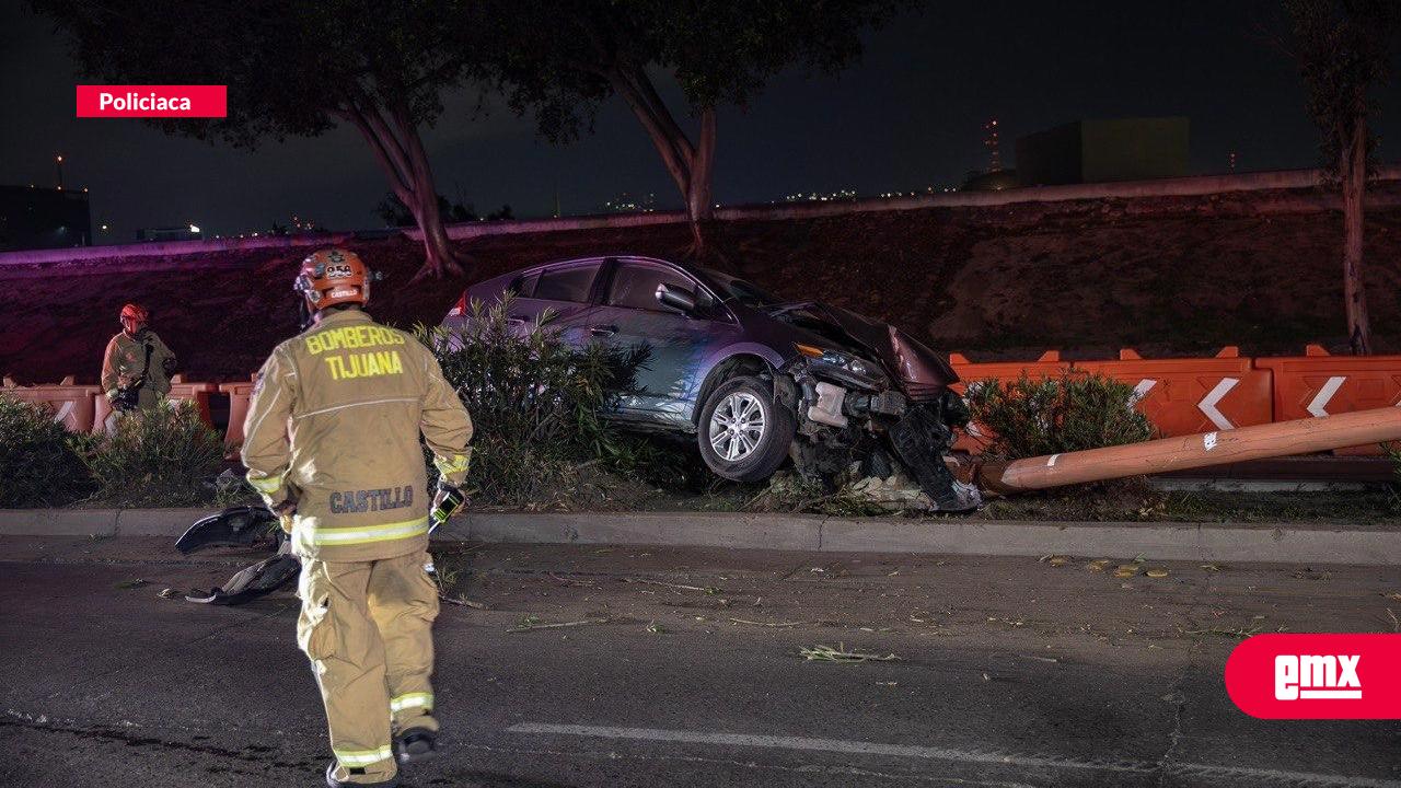 EMX-Accidente-en-Vía-Rápida-Oriente:-conductora-derriba-poste-y-un-motociclista-termina-impactado