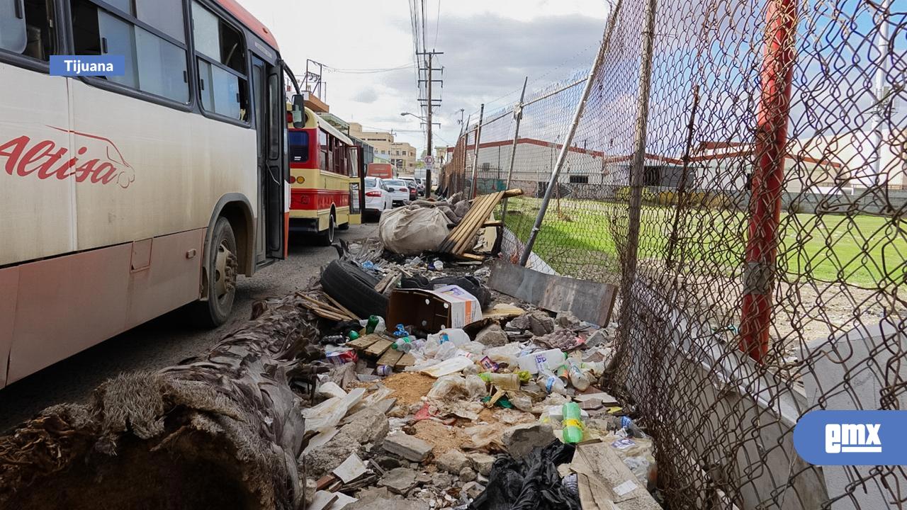 EMX-Denuncian-basurero-clandestino-en-la-calle-Árboles-de-La-Mesa;-vecinos-temen-incendios-por-acumulación-de-desechos
