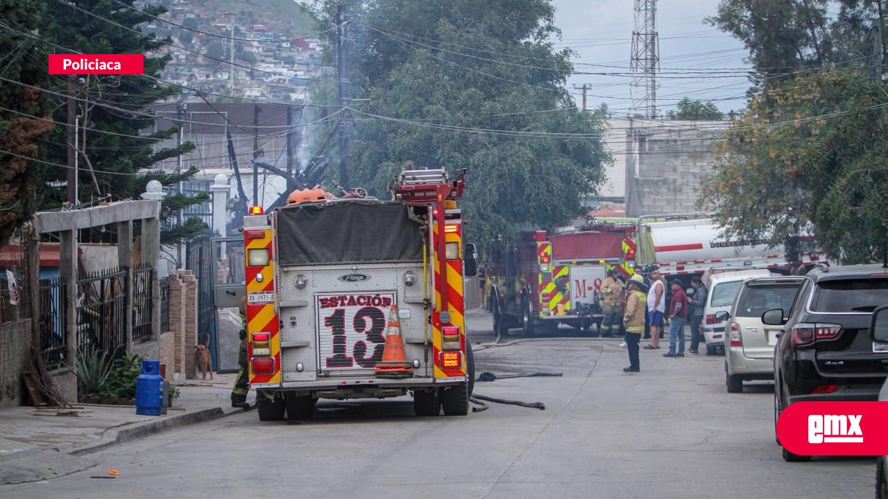 EMX-Incendio-consume-vivienda-en-Tierra-Libertad;-bomberos-rescatan-a-una-gatita-y-sus-dos-crías