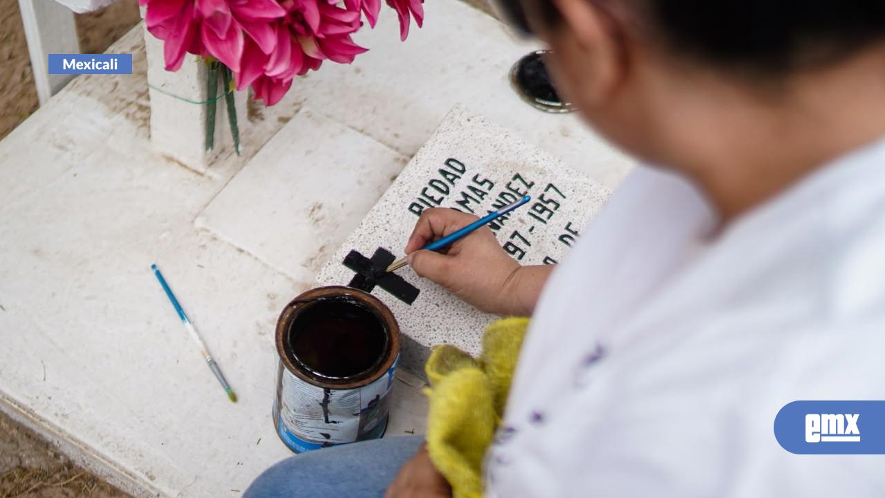 EMX-“Por-el-amor-a-nuestros-seres-queridos”,-familias-visitan-panteones-previo-al-Día-de-Muertos