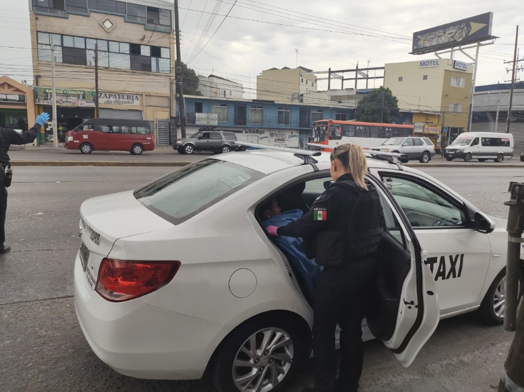 Policías de Tijuana auxilian a mujer en parto - Vimarsana News