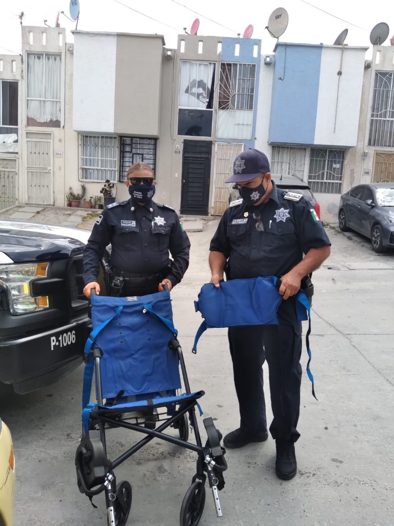 EMX-Entregan policías silla de ruedas a niño con discapacidad