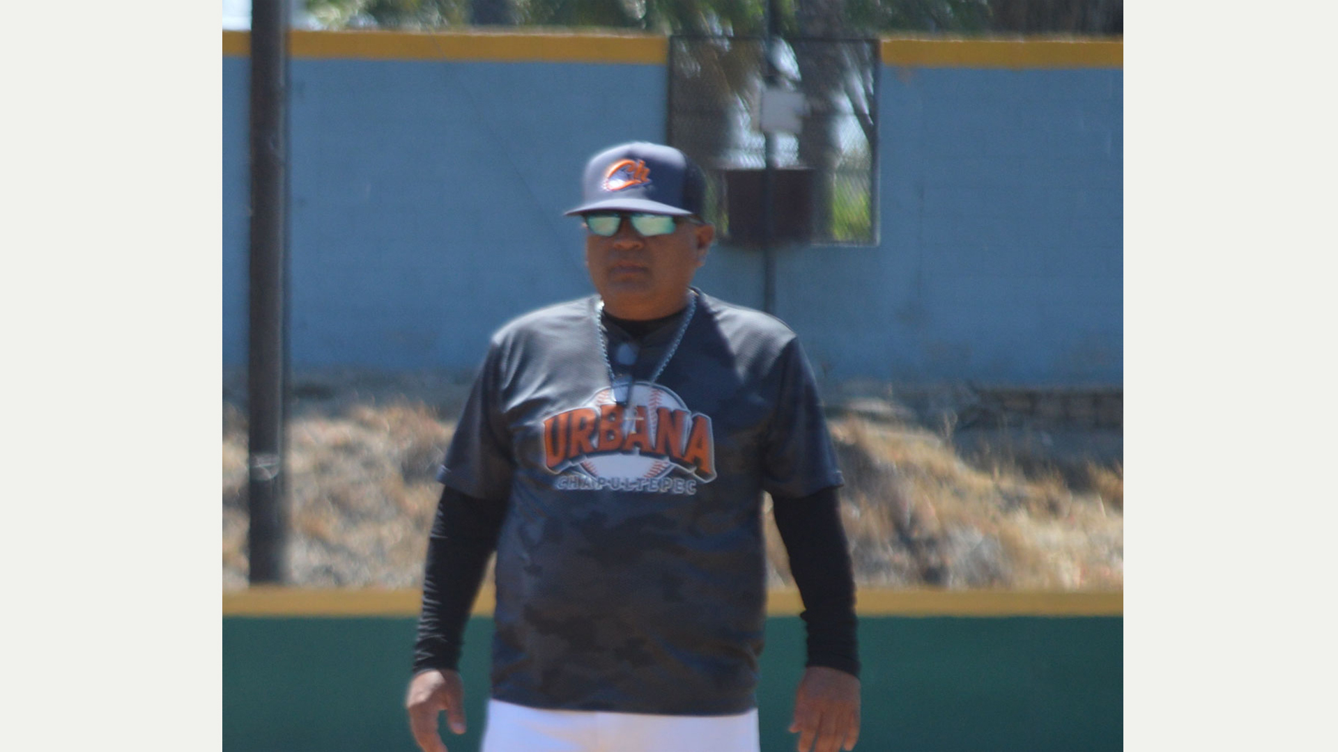 EMX-Contento Chito Chávez con sus jugadores