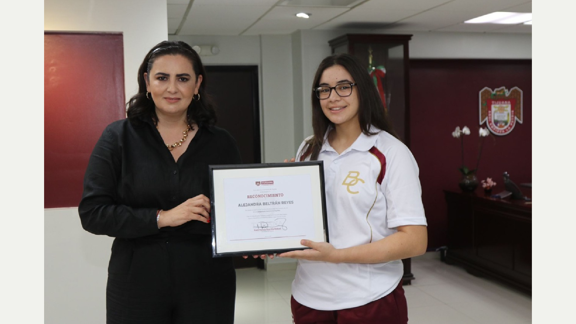 EMX-Karla Ruiz reconoce a campeona nacional de esgrima