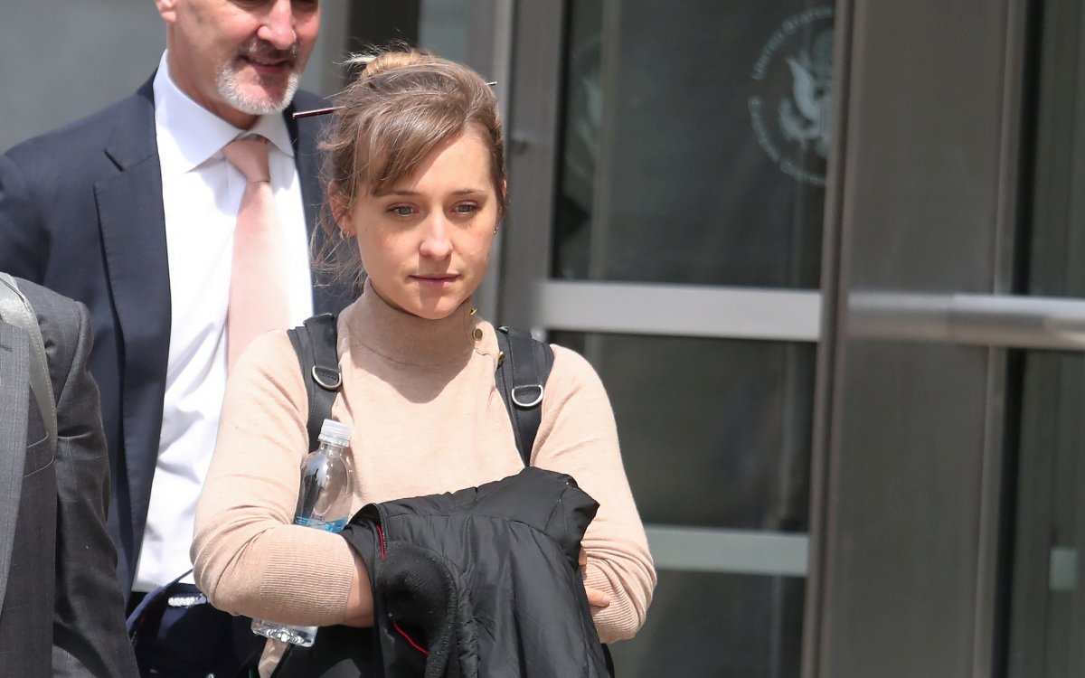 Recibe Allison Mack sentencia de tres años de prisión - Vimarsana News