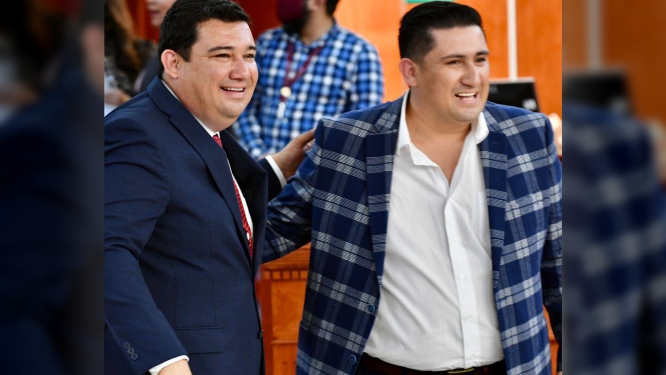 EMX-Alonso Édgar Leyva Pérez... Tomó protesta como diputado local y lo felicitó su hermano