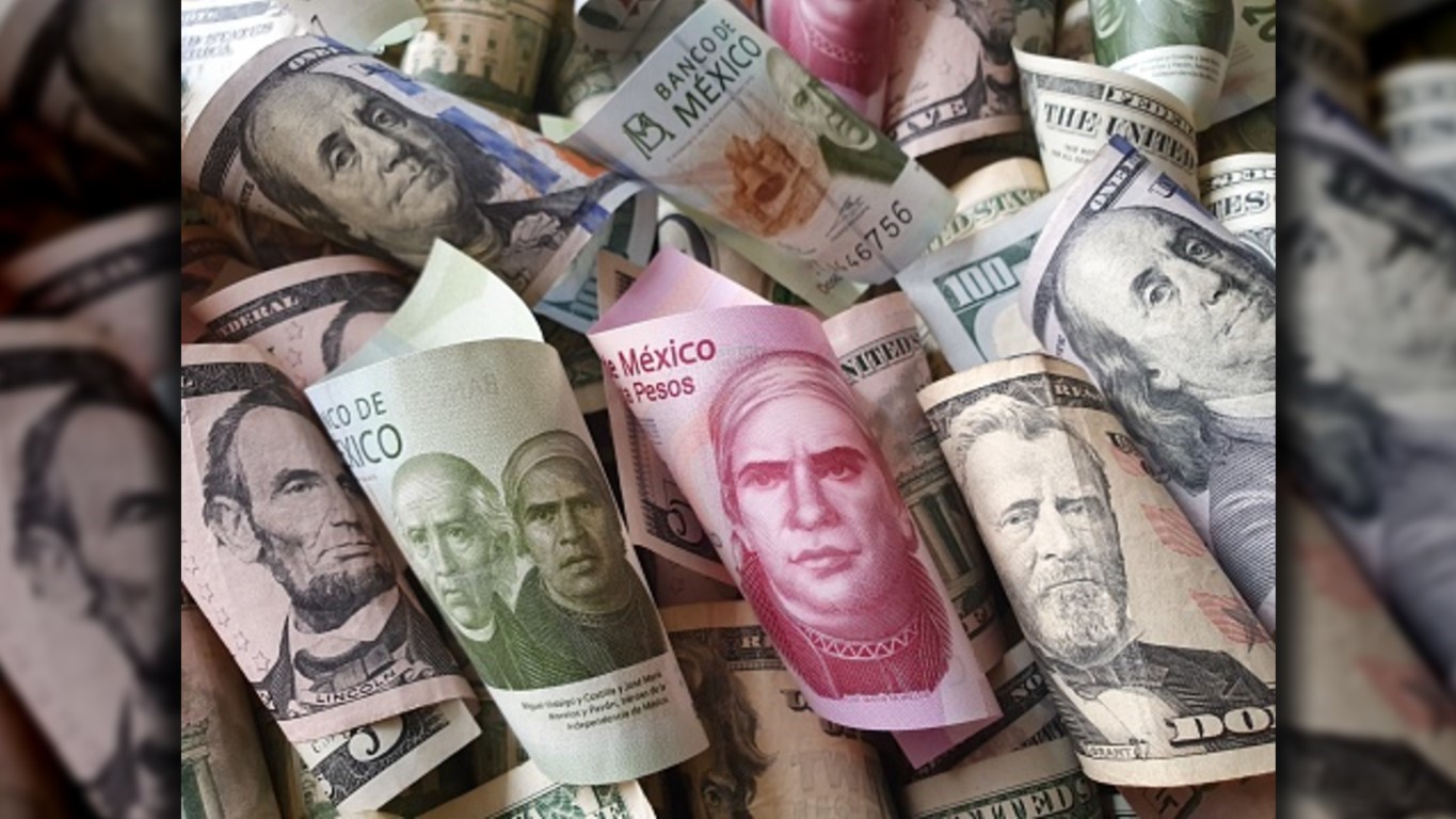 EMX-Peso cae ligeramente y cierra sobre 20 unidades por dólar