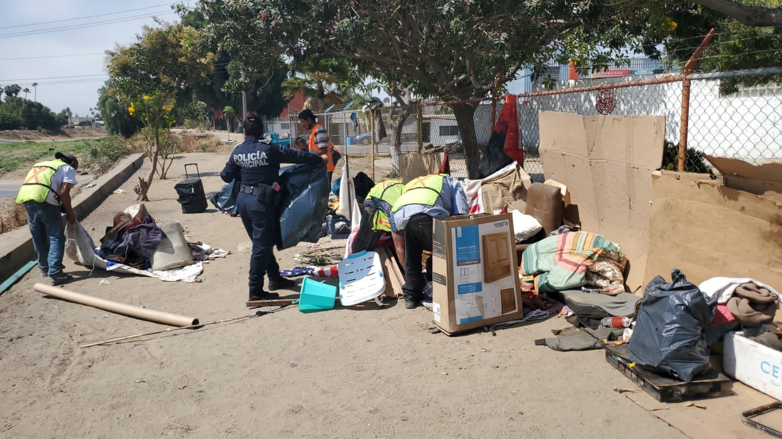 EMX-Retiran dos mil kilogramos de basura en Arroyo Ensenada 