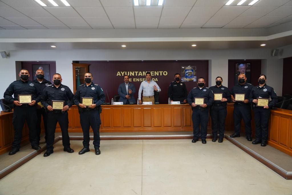 EMX-Entregó Ayala reconocimientos a policías en Ensenada
