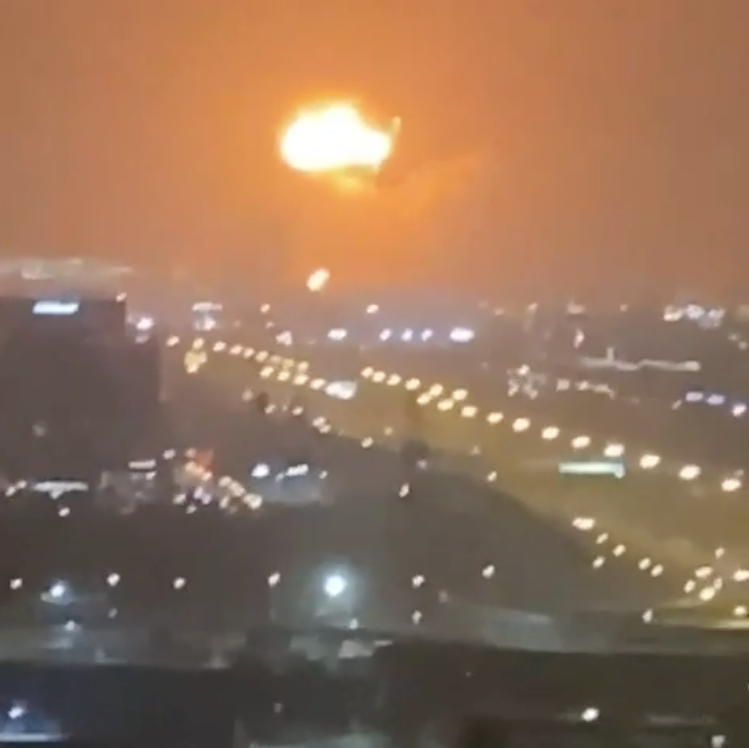 EMX-Explosión desató un incendio en el principal puerto de Dubai