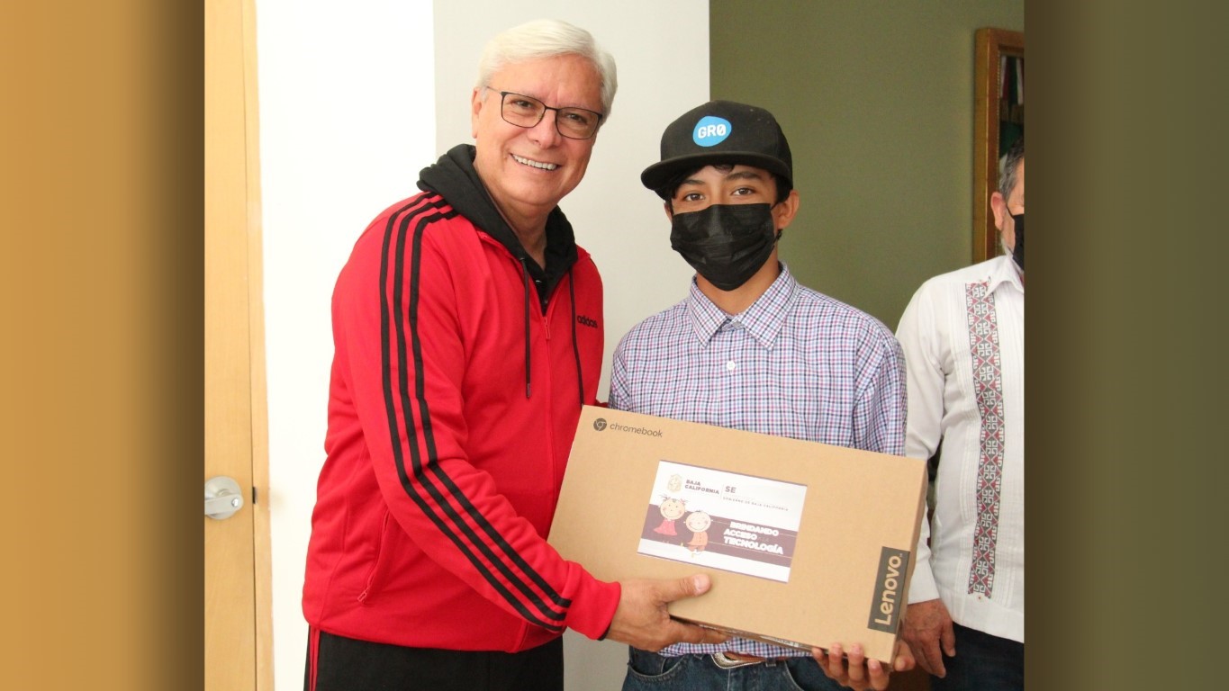 EMX-Entrega Jaime Bonilla computadoras a estudiantes de la colonia Oaxaca