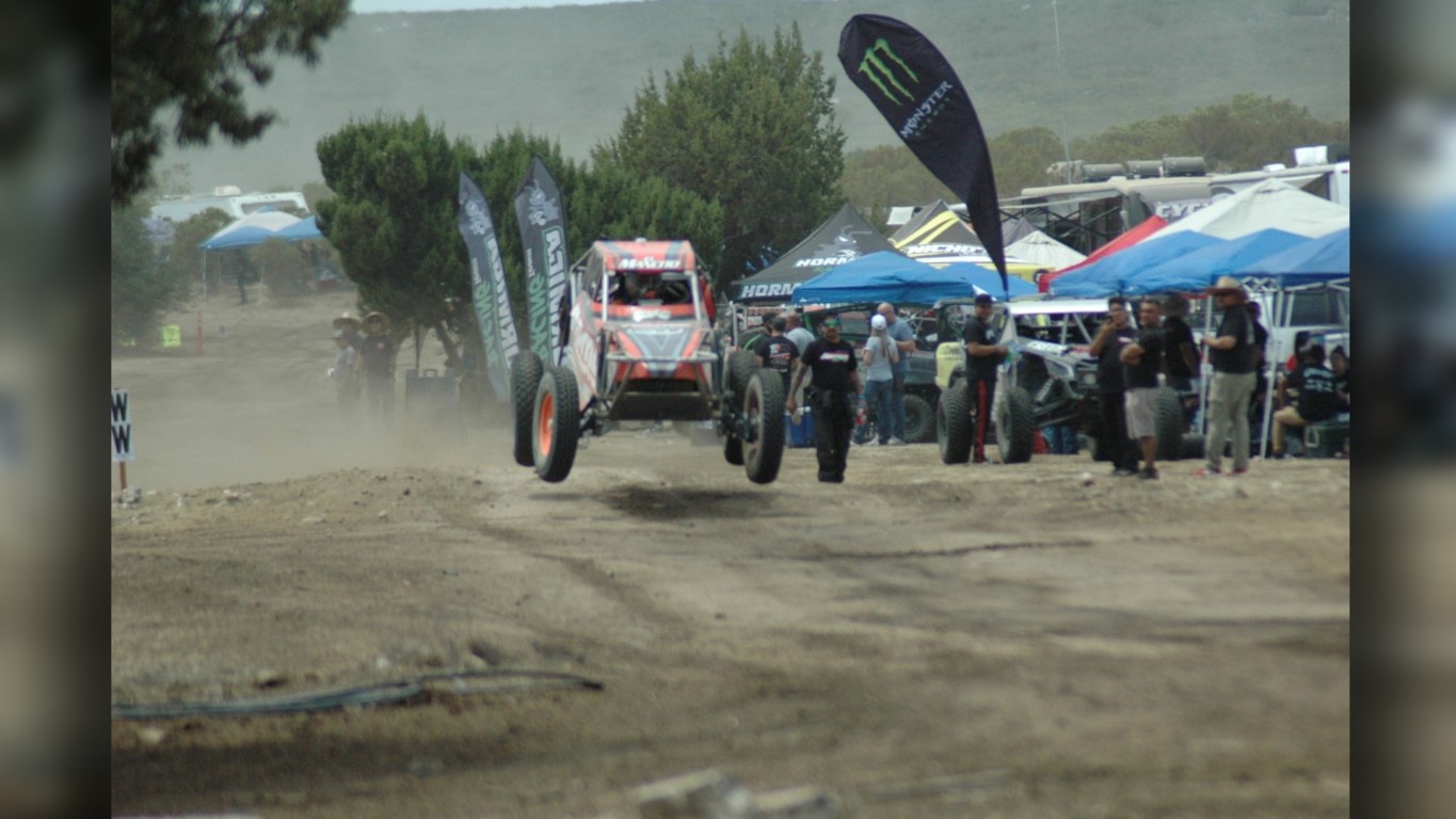 EMX-Vibraron motos y carros en la Carrera Hechicera de CODE