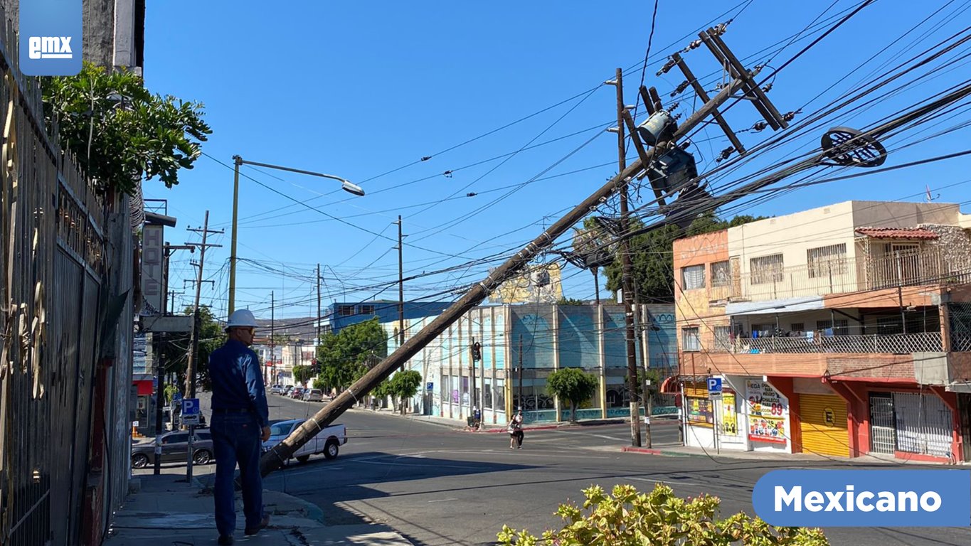 EMX-Cierran avenida Negrete ante inminente caída de poste