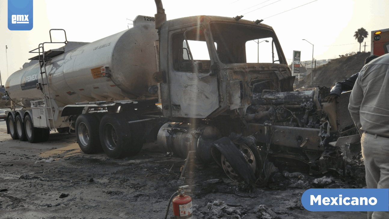 EMX-Se incendia pipa sobre el bulevar Rosas Magallón